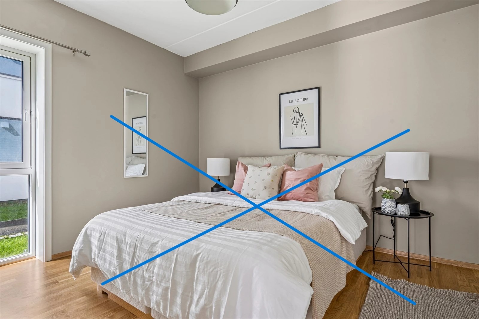 Soverom 1. Bildet har "visningsmøbler" som IKKE er der i dag.